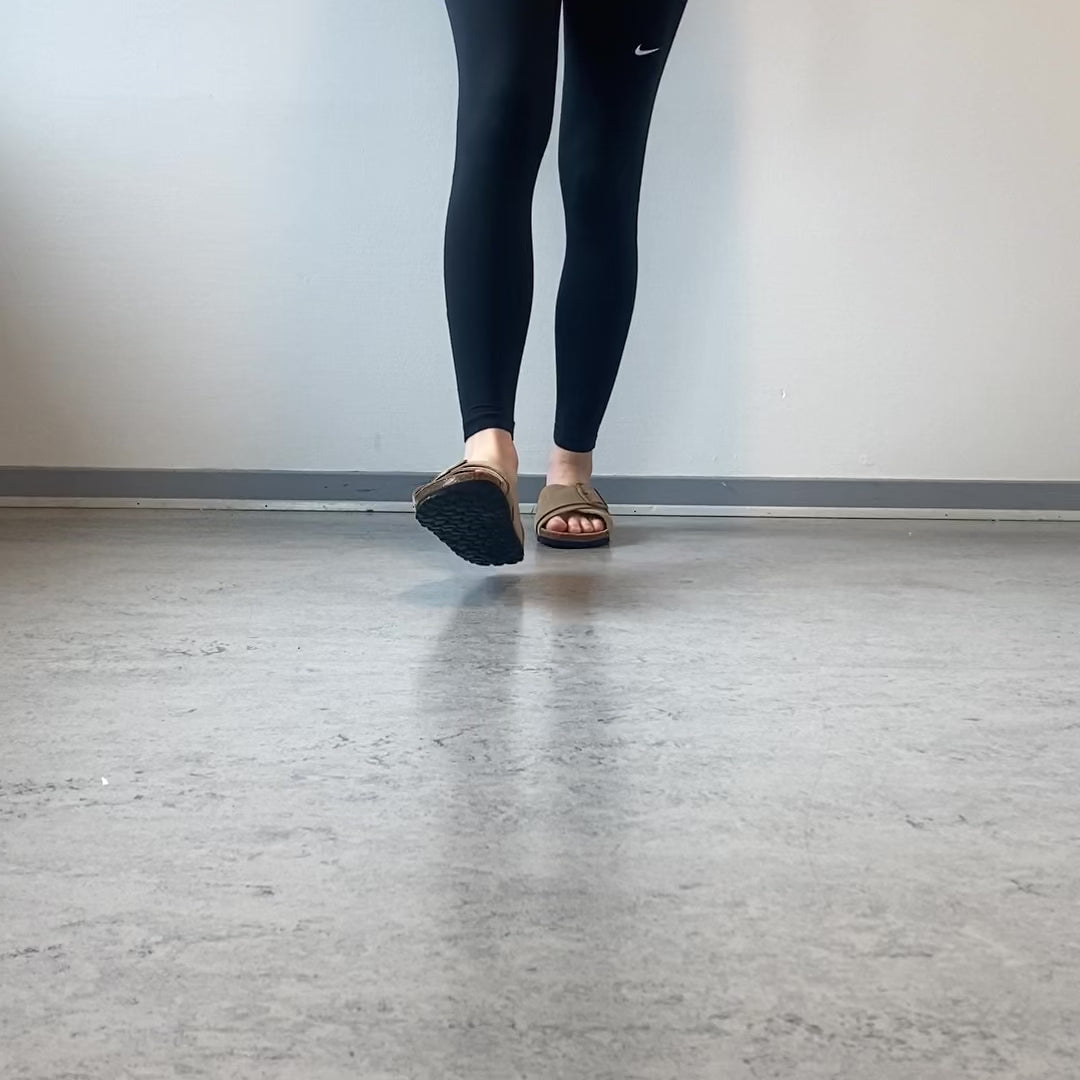 Indlæs video: Lys brun slip on sandal i skind med dobbelt rem