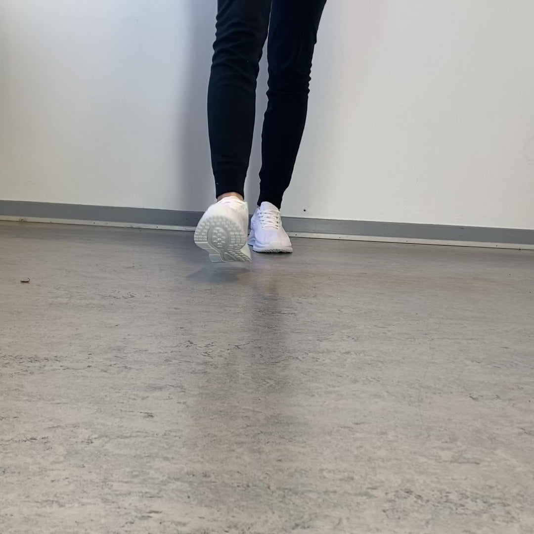 Indlæs video: Hvid letvægts sneaker med stødabsorbering &amp; åndbart mesh