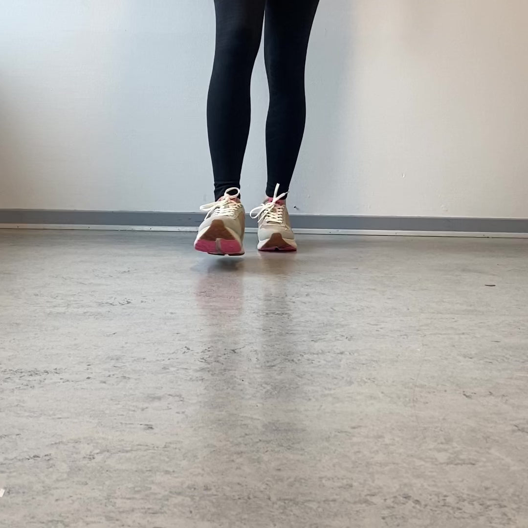 Indlæs video: Mathilde Runner – WODEN