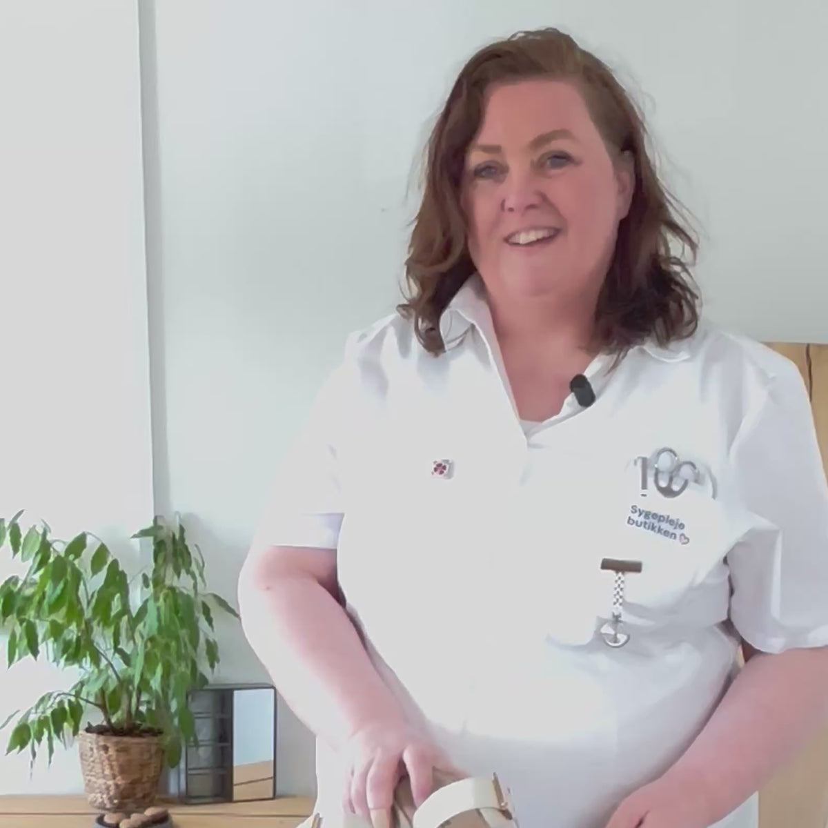 Indlæs video: Beige komfortabel sandal med justerbare remme &amp; stabil sål