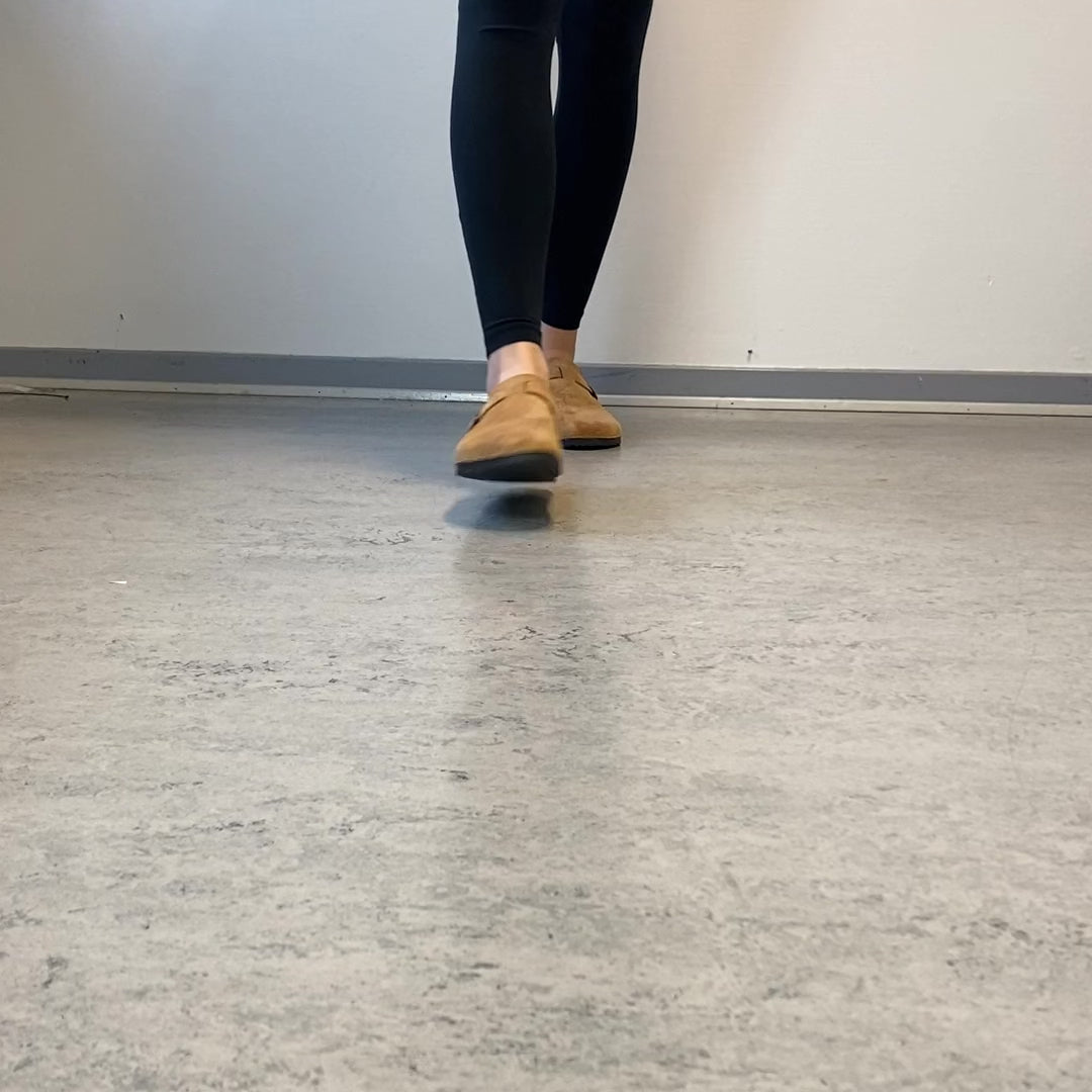 Indlæs video: Lys brun slip on sandal i tekstil – let &amp; naturlig model