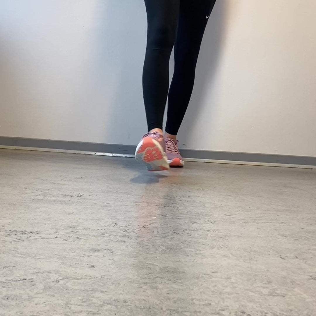 Indlæs video: Skechers Slip-ins med Arch Fit – lavendel sneaker