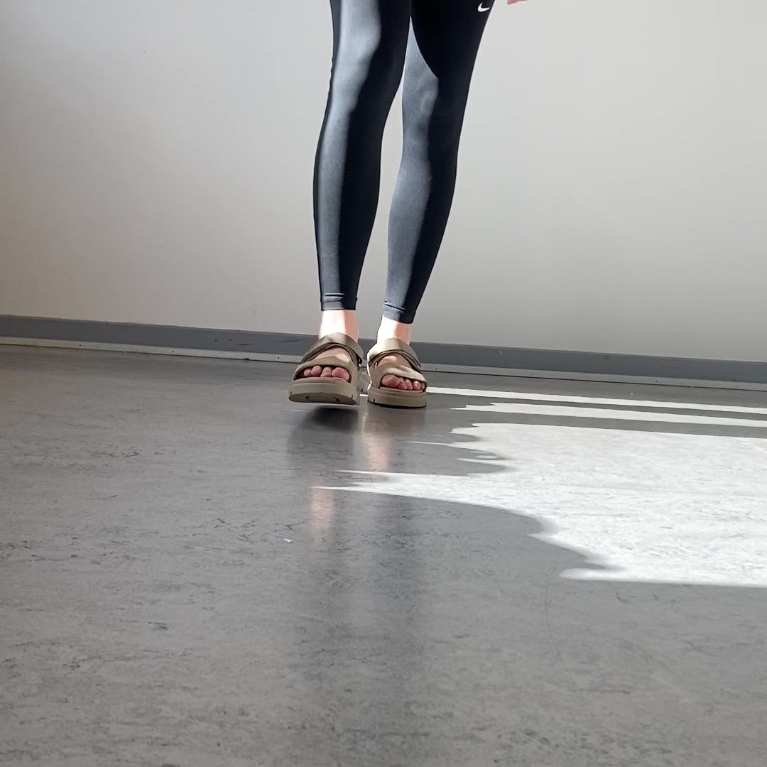 Indlæs video: Beige sandal med justerbar rem &amp; blød komfort