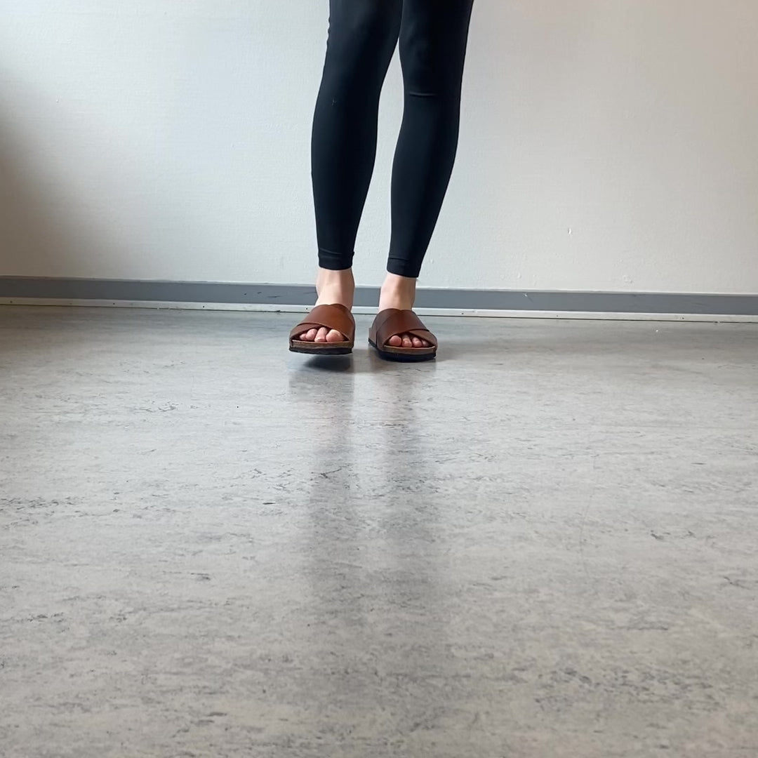 Indlæs video: Brun slip on sandal i glat skind med krydsremme | Sygeplejebutikken