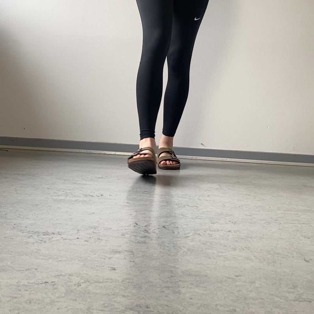 Indlæs video: Cruz slip on sandal – Brun