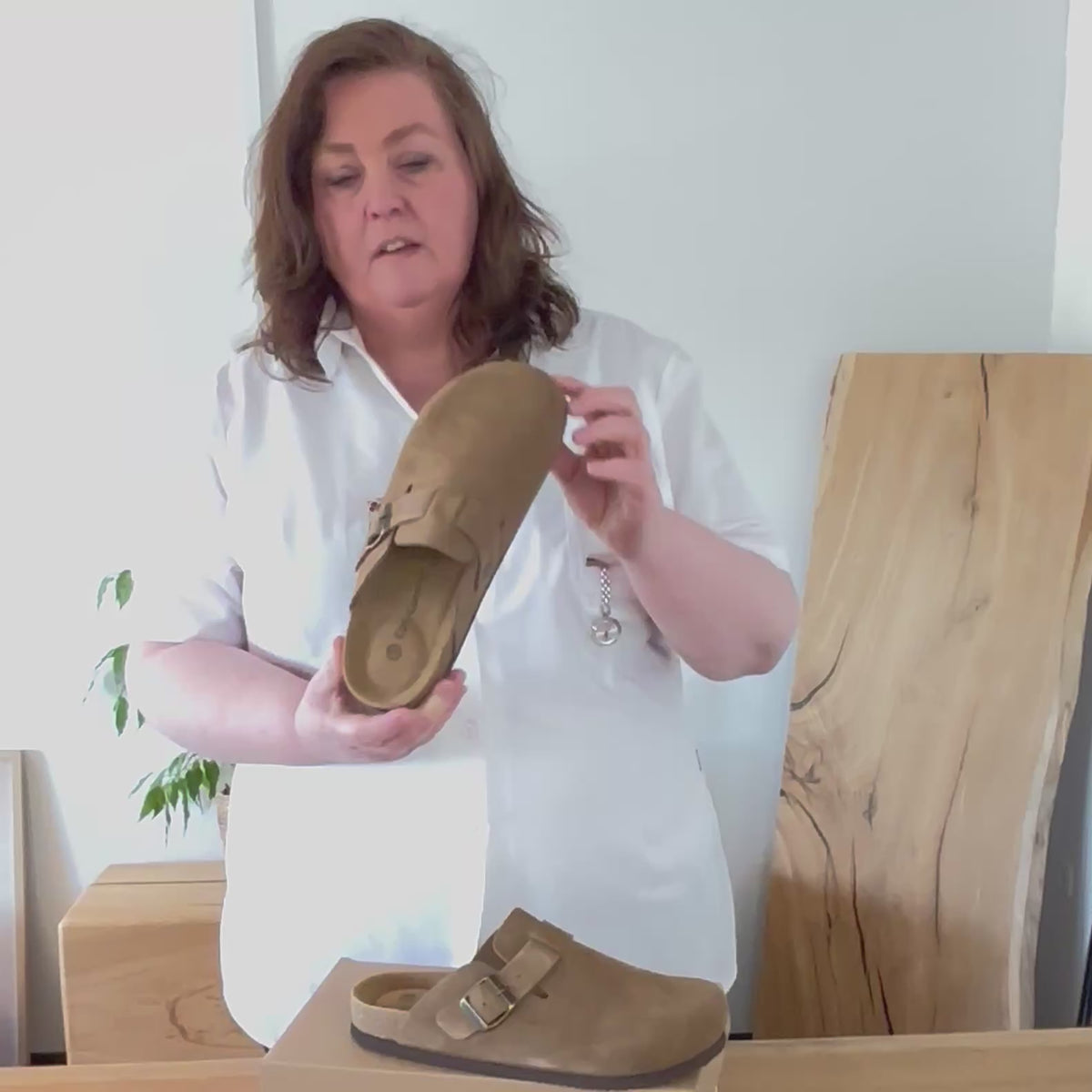 Indlæs video: Lysebrune clog sandal fra Cph-Copenhagen