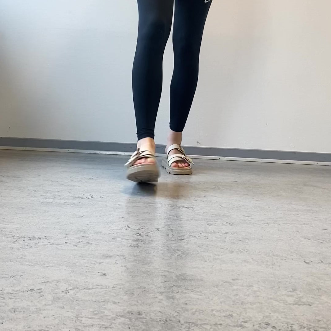 Indlæs video: Beige komfortabel sandal med justerbare remme &amp; stabil sål