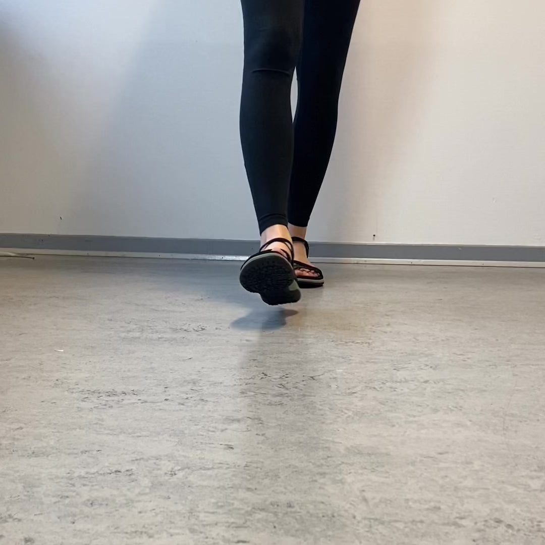 Indlæs video: Sort sandal med elastikremme &amp; velcro – klassisk &amp; anvendelig