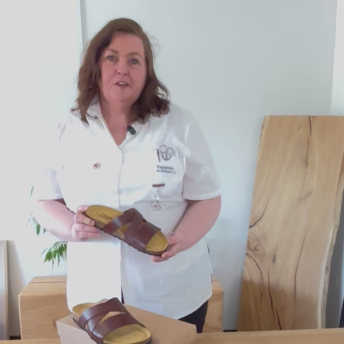 Indlæs video: Slip on sandal i brun glat skind med krydsremme – komfort &amp; støtte