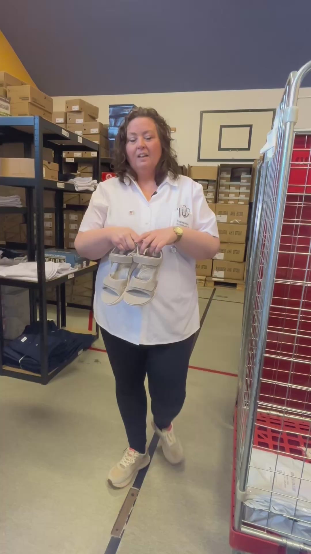 Indlæs video: Clarks Cloudsteppers sandal i grå – støttende komfort til hverdag