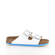 Hvid Arizona sandal fra Birkenstock med skridhæmmende såler
