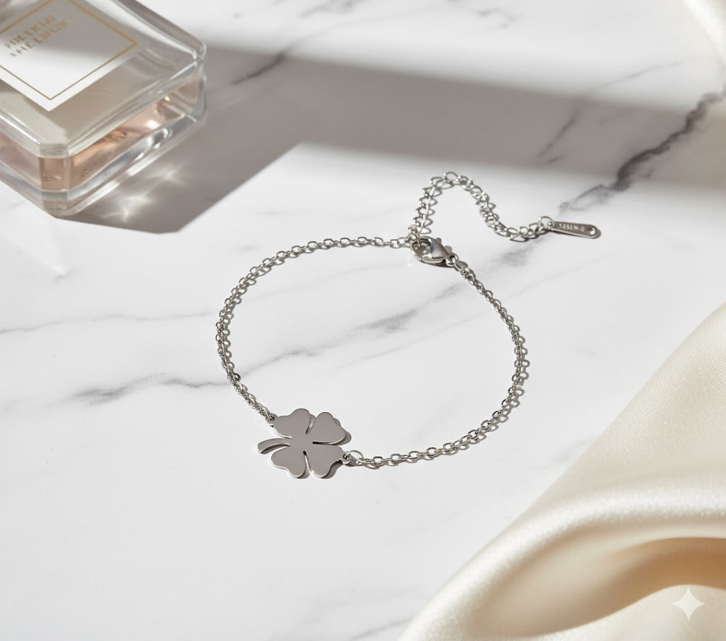 Elegant firkløver armbånd i sølvfarvet rustfrit stål – stilrent heldsmykke